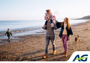 Promenades en famille sur la plage